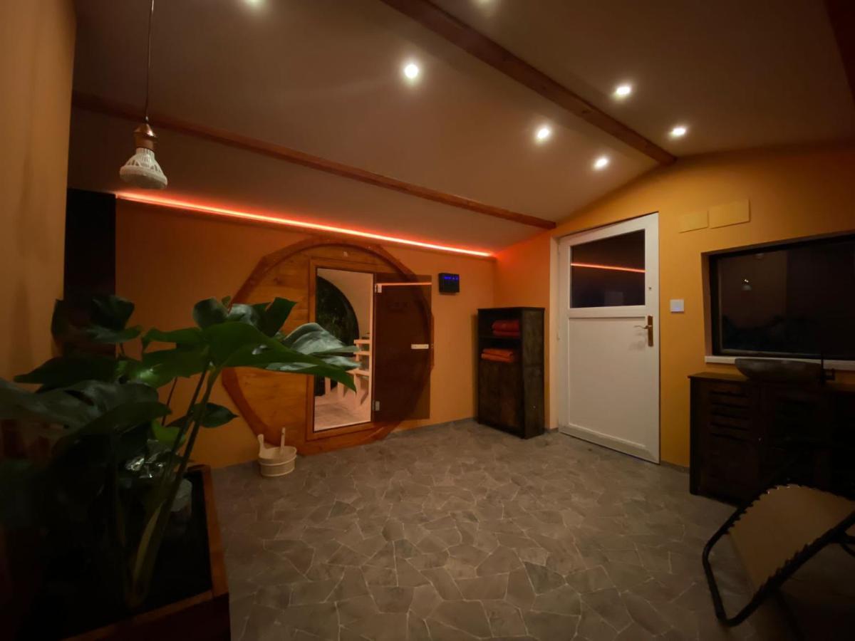 Ferienwohnung Gulfhaus, Mit Sauna Und Grossem Garten Apen Exterior foto